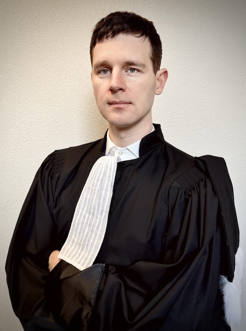 Portrait d’Antoine Weber en robe d’avocat